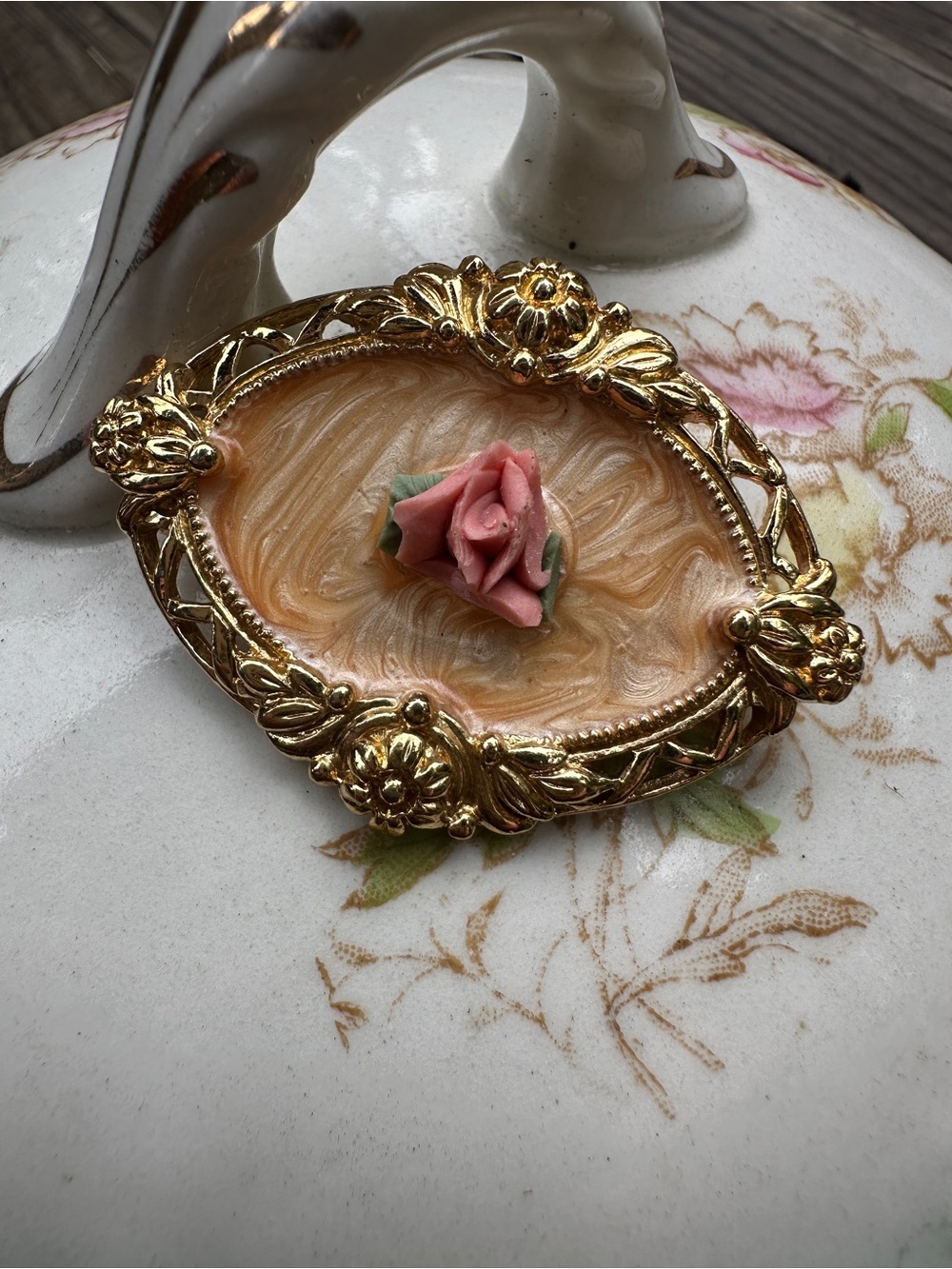 Avon Vintage Victoria Rose Brooch Pin Pink Rose Peach Enamel Gold Tone Metal